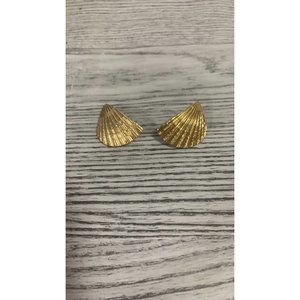 Vintage Crown Trifari Shell Shaped Gold Tone Clip Earrings